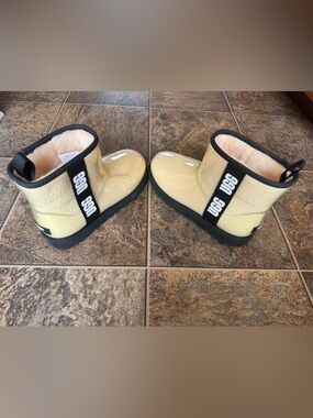 NEW!!! UGG Classic Clear Mini Pull-On Waterproof Boots- Cream, Women’s Size 11